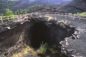 grotta nella colata lavica in sentiero 